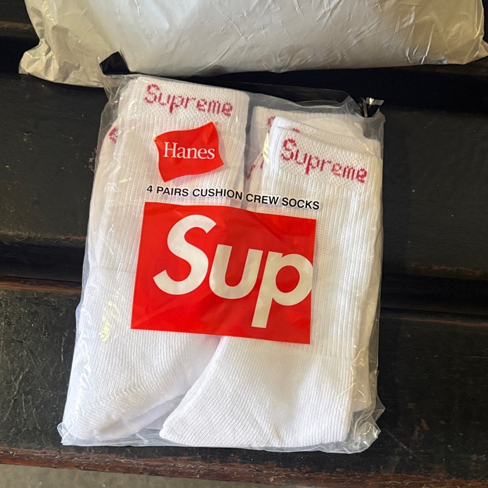 Supreme White Crew Socks with Red Logo (4-Pack) nwt in bag